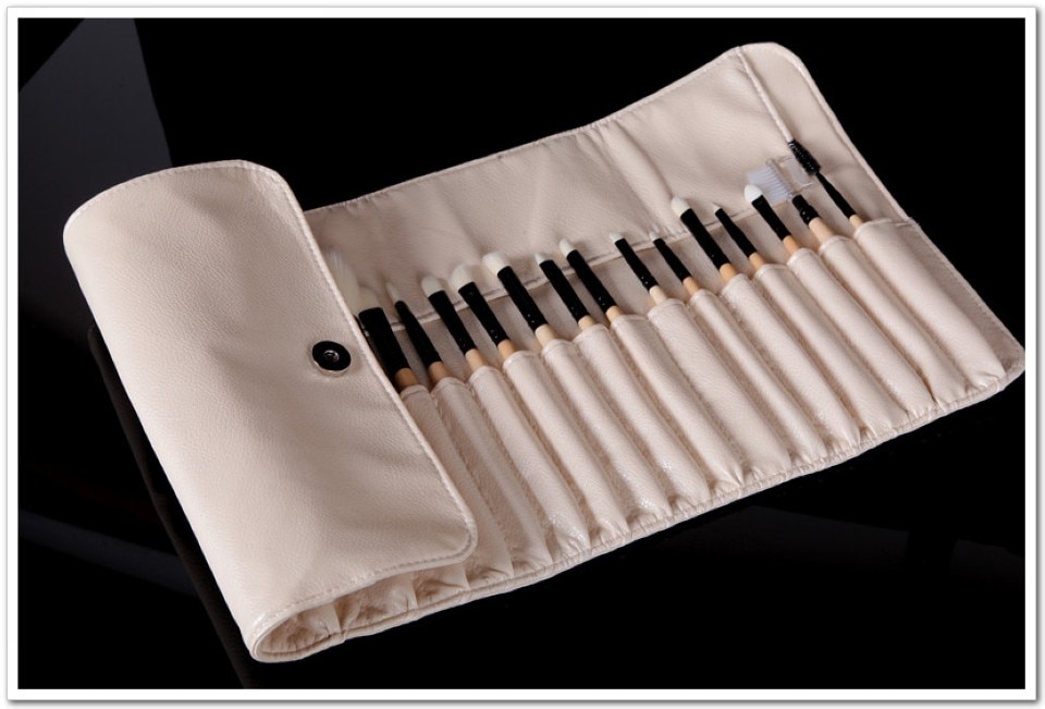 Professional Makeup Wood Brushes Set 18 Pcs with Case